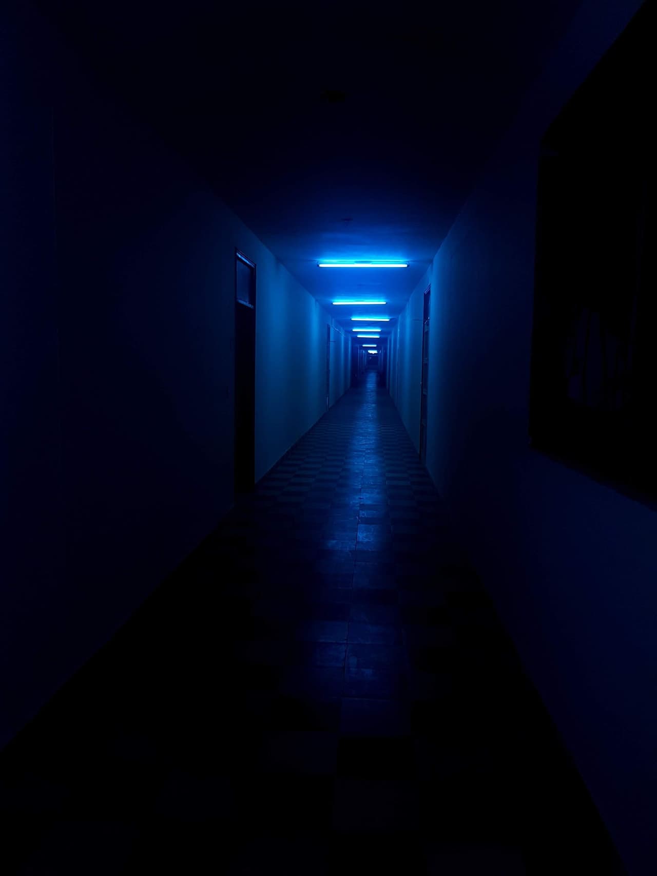 Couloir technique aux lumières bleues, infrastructure numérique