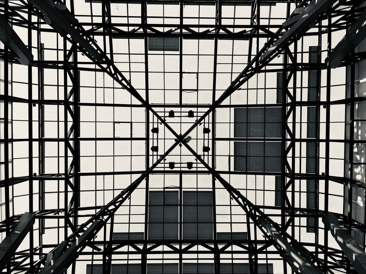 Structure architecturale en acier et verre, lignes géométriques